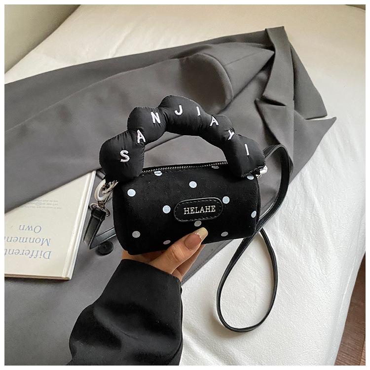 Sweet and high-value underarm bag women s autumn new niche shoulder bag commuter messenger bag
