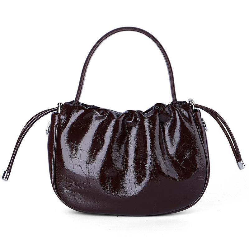 

Эта сумка из натуральной кожи с мятой и потрескавшейся отделкой представляет собой одноплечевую сумку кроссбоди с модной текстурой. кофейный