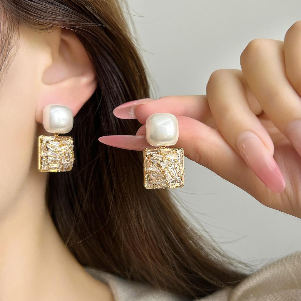 Luxurious Zirconia Silver Needle Pearl Earrings for Women - Fashionable, Versatile, Niche Design Ear Cuffs.