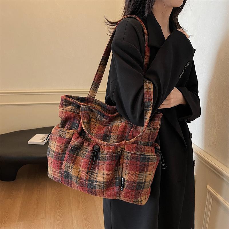 A Retro, Casual and Niche Trendy Tote Single-shoulder Bag with A Contrasting Color Checkered Pattern