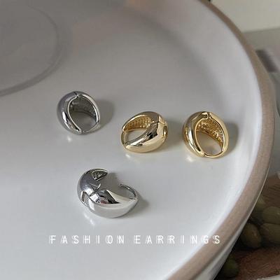 Glatte, galvanisierte 14K-Ohrringe im französischen minimalistischen Stil mit metallischem Gefühl für Damen
