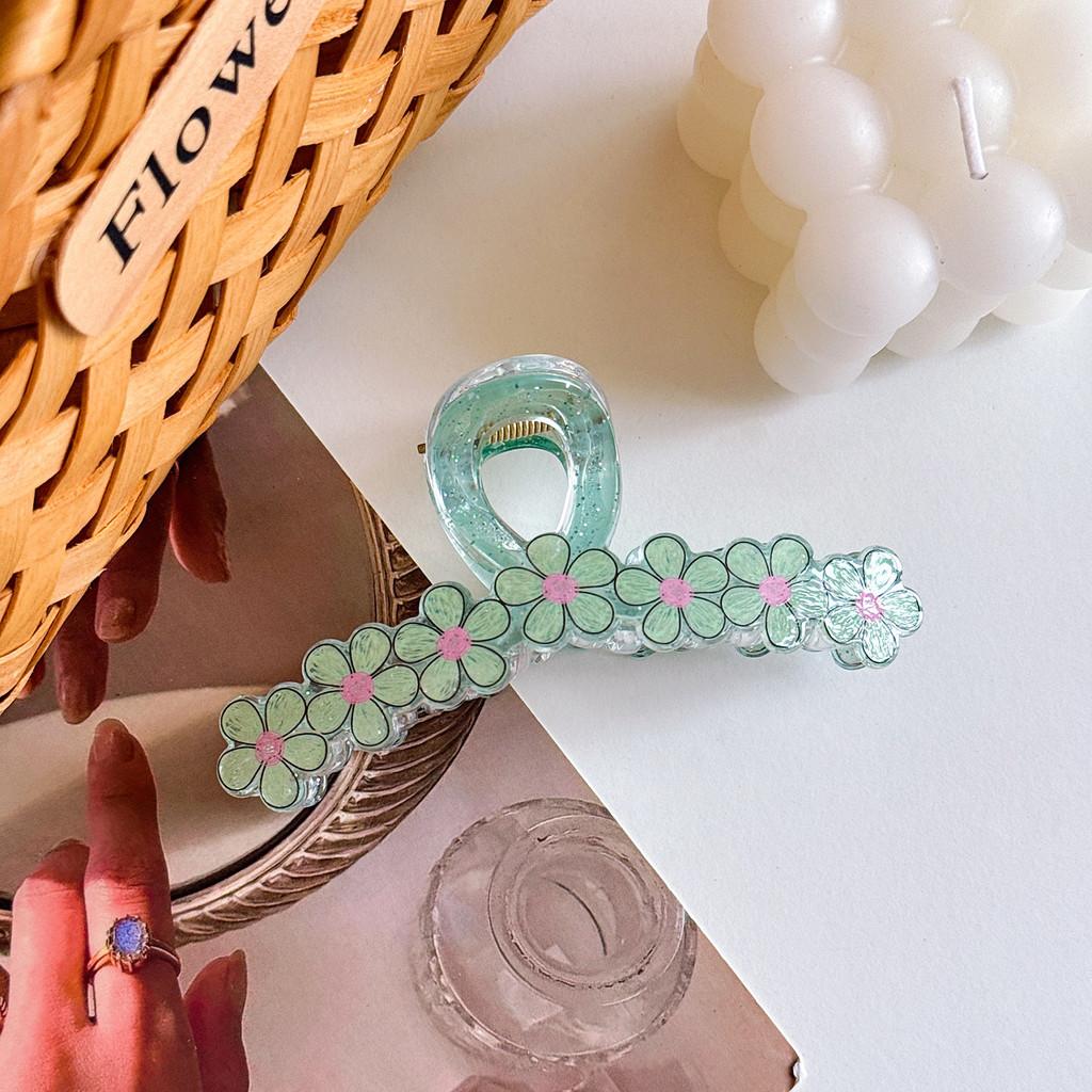 High-quality Acrylic Flower Hair Clips For Women In Chic Colors Great For Everyday Use