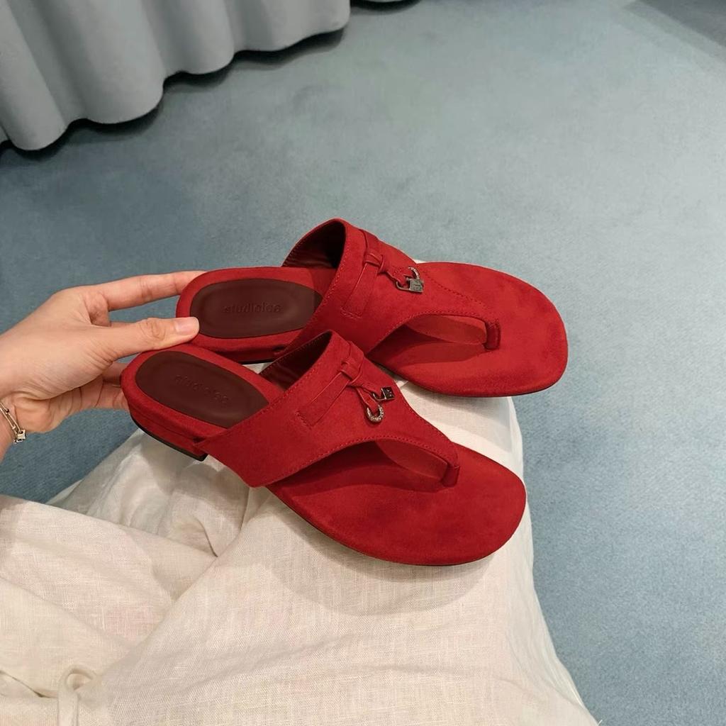 In the Summer of 22, the New Flat-bottomed Toe Round Head Slippers Are Worn Outside, and the Beach Shoes Are Beautiful Sandals.