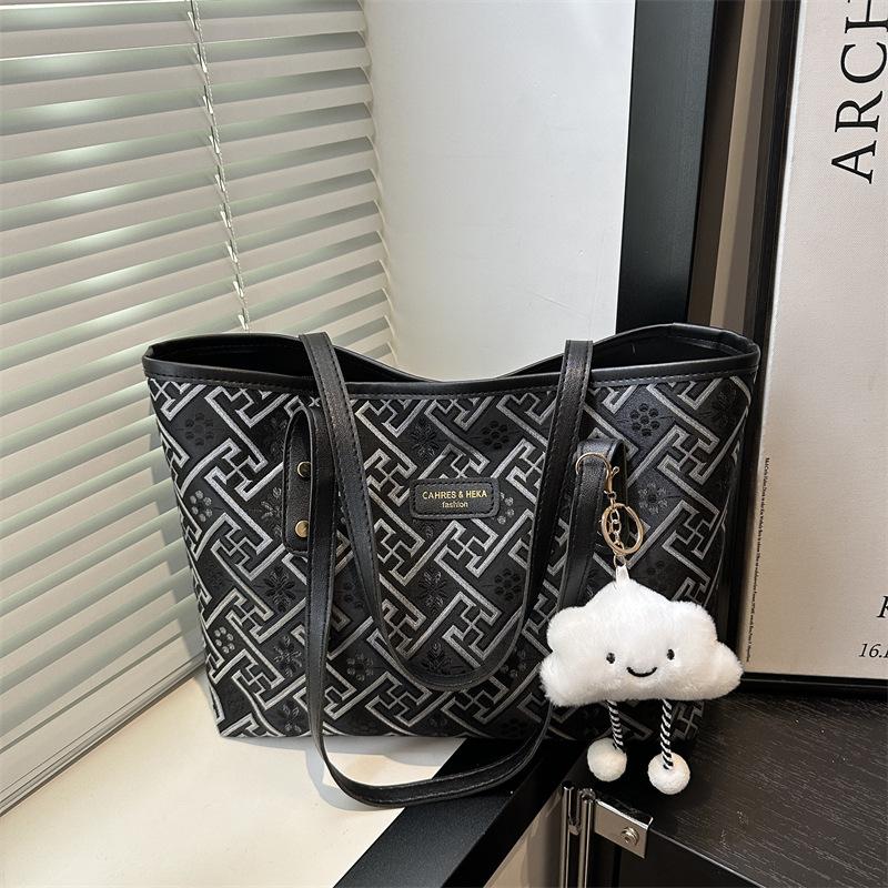 

New Versatile Fashion Casual Simple Beauty Personality Niche Portable Shoulder Underarm Tote Bag Women no pendant чорний