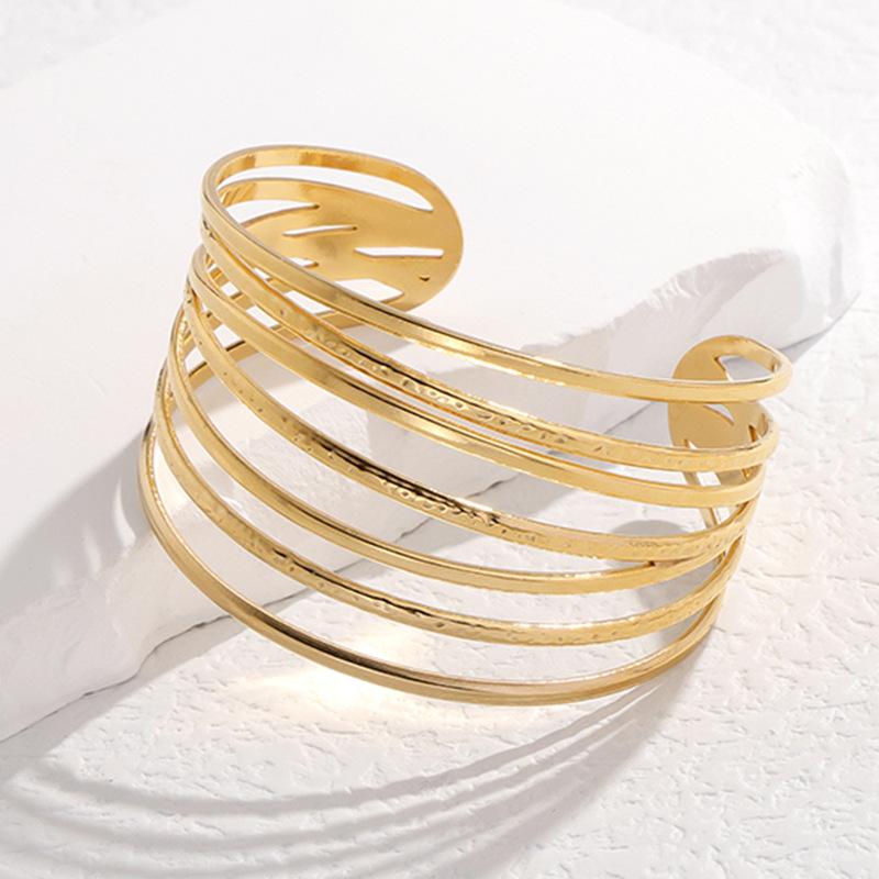 Elegant Ornate Hollow Decorative Bracelets Suitable For Women To Wear And Wear Fashionable Zircon For Summer Travel