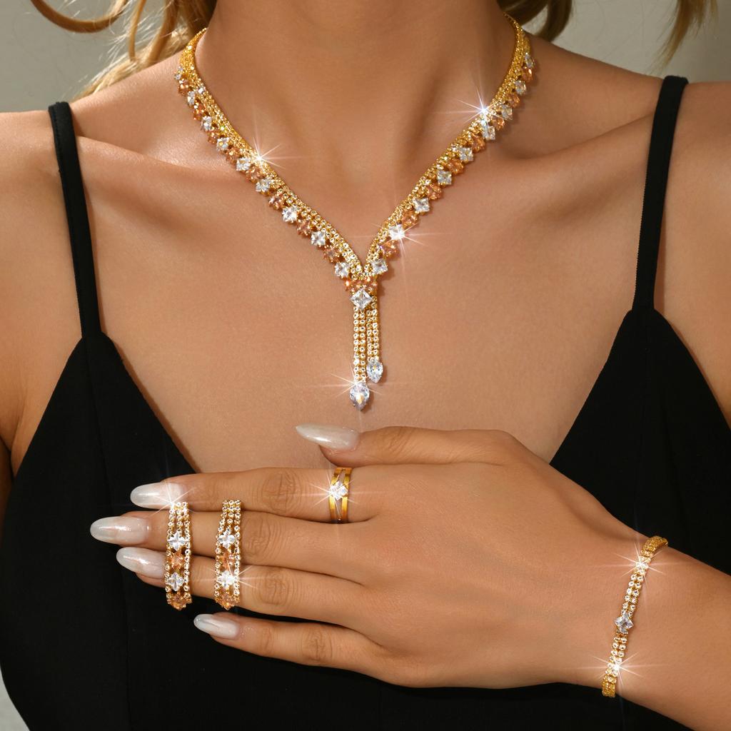 Sencillo y elegante, conjunto de cuatro piezas de alta calidad: collar, pendientes, pulsera y anillo de oro. Los productos nuevos se venden bien