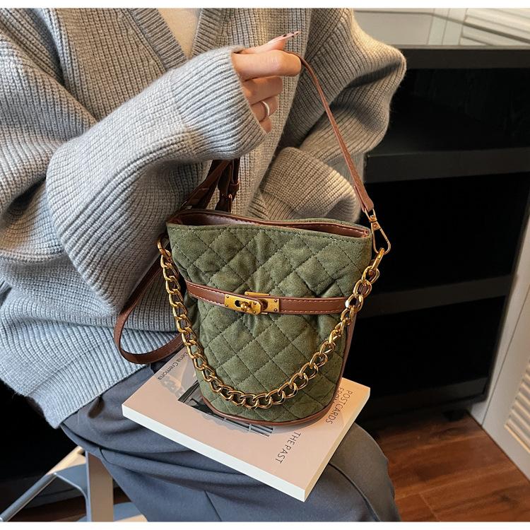 Ladies' Crossbody Bag with Leather Velvet, Diamond Grid Embroidery Thread, Chain Decoration, Small Bucket Bag, Versatile Single Shoulder Crossbody Bag