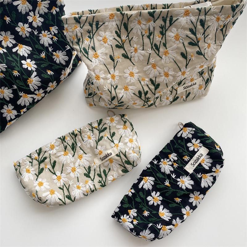 Embroidered Daisy Cosmetic Bag: Simple, Portable, Literary Style with Large Capacity for Storage