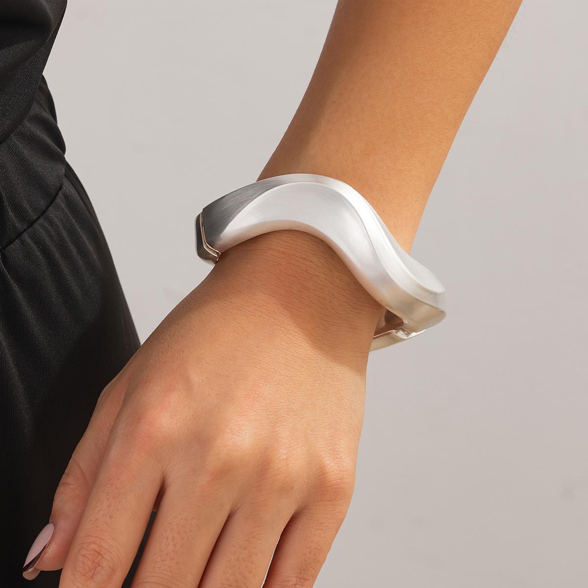 

Холодный осенне-зимний темперамент геометрическая стыковка открытый браслет, дизайнерский гофрированный гладкий металлический браслет-ветер женский