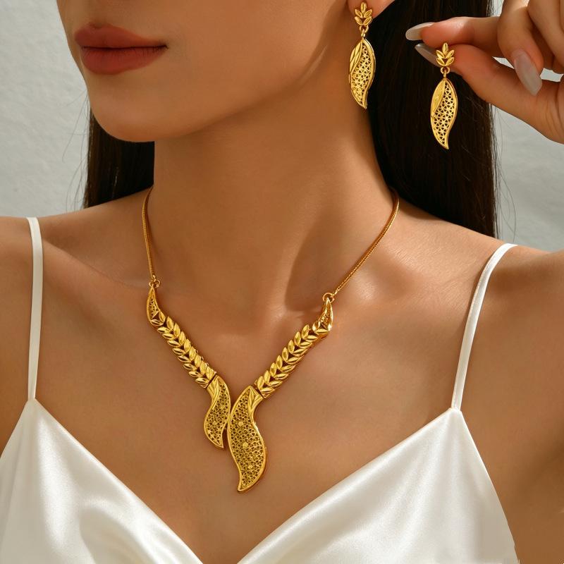 Dubai Middle East Bridal Necklace Earrings Hollow Carved Exquisite Pattern Jewelry Jewelry Suitable for Women Wedding Banquet