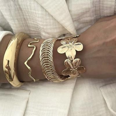 4pcs Vintage Exaggerated Floral Bangles Set Luxury Geometric Design Wide Metal Gold Color Bracelets For Women Daily Wear Jewelry