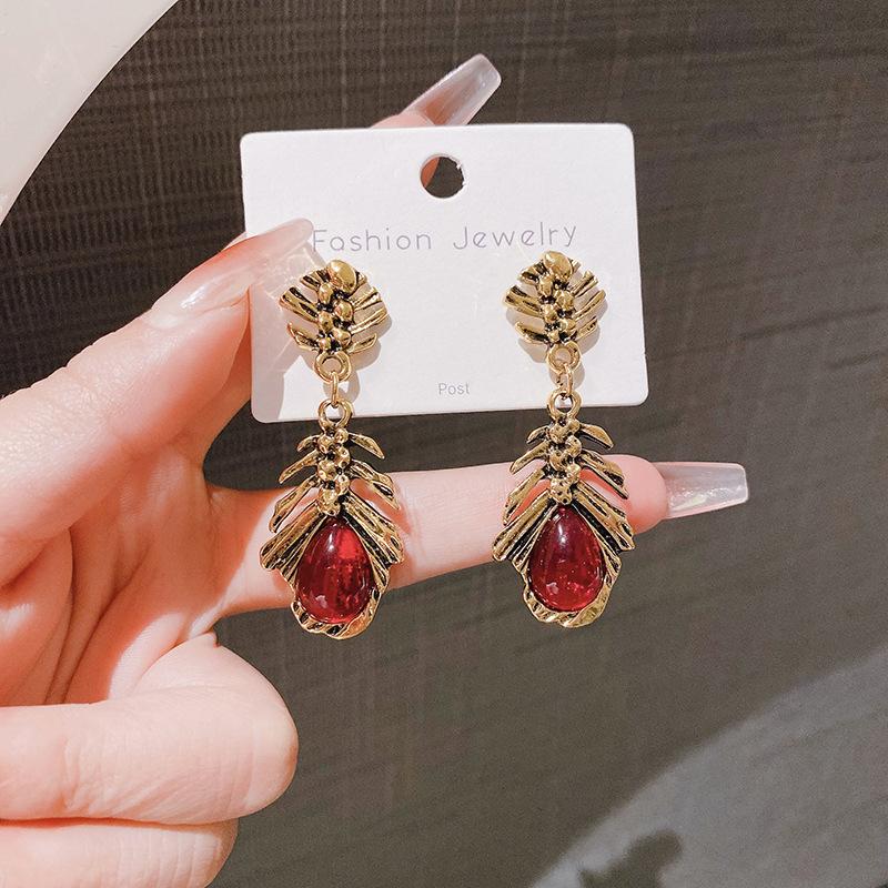 Retro High-end Earrings Women's Ancient Style Niche Light Luxury Atmosphere Court Style Long Stud Earrings Personalized Earrings