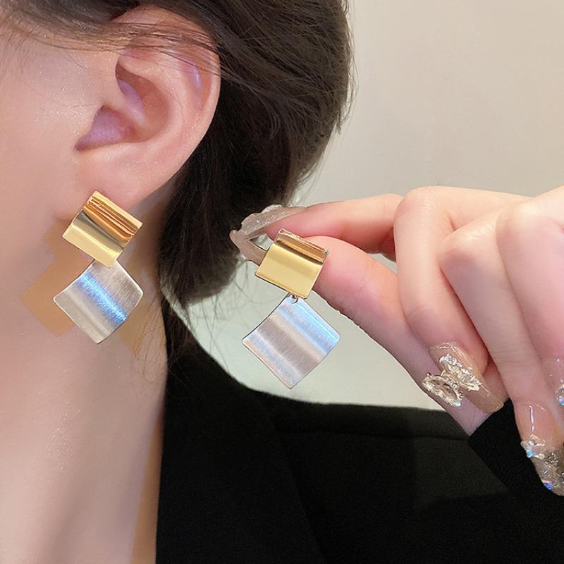 Tide Metal Fringed Earrings, High-end Temperament, Long Stud Earrings, Women's Exaggerated Earrings.