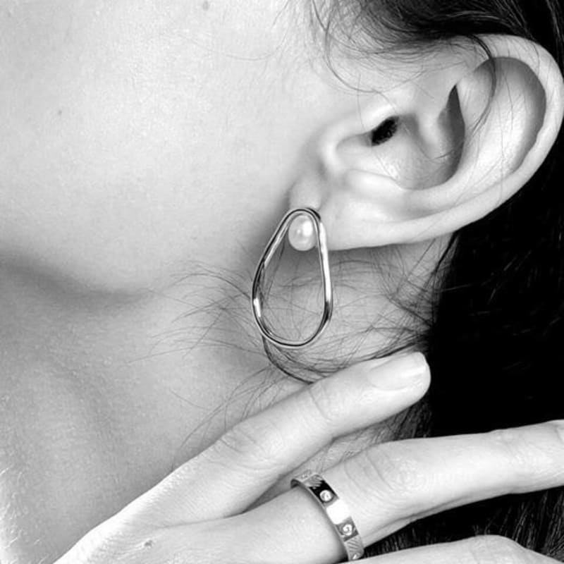 Sophy Rouge Movement Wave Freshwater White Gold Earrings