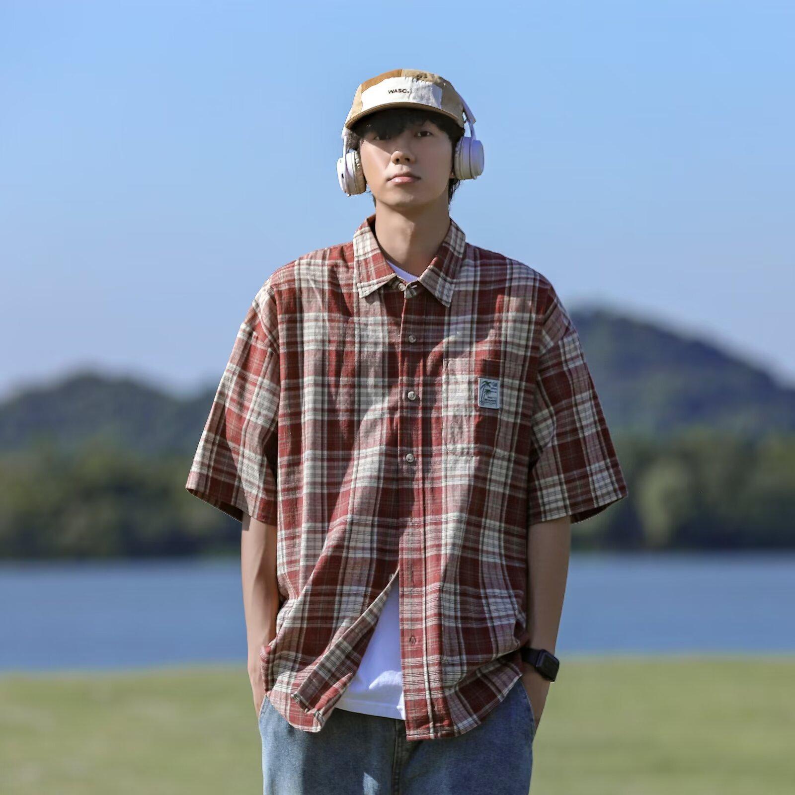 

Летняя трендовая мужская рубашка свободного кроя в клетку в гонконгском стиле с коротким рукавом Medium красный