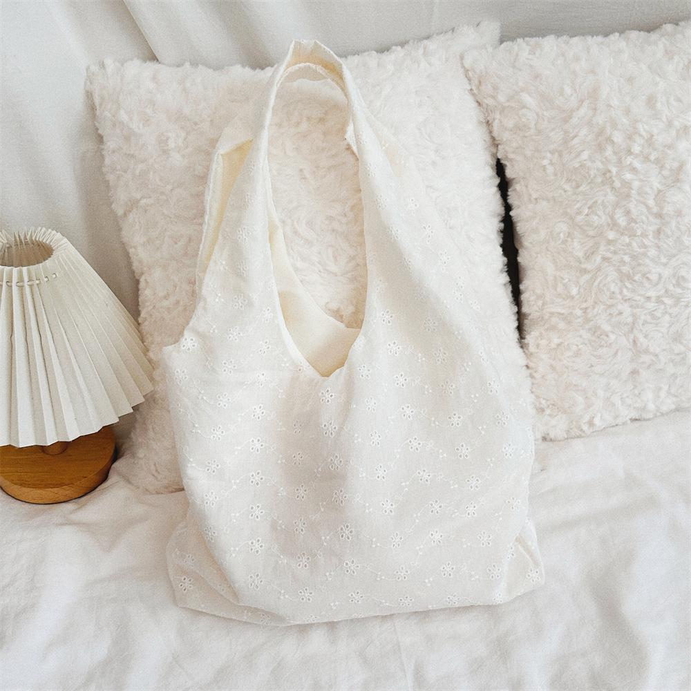 

Французька біла мереживна сумка на плече з маленькою квіткою великої місткості. Жіноча портативна сумка для покупок у пастирському стилі.