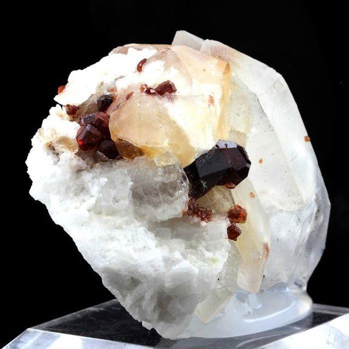 Pierres et Minéraux. Grenat Spessartite, Quartz. 284.5 ct. Shengus (Shingus), Gilgit-Baltistan, Pakistan.