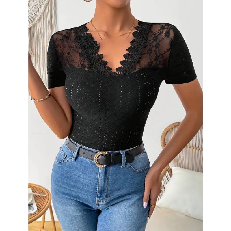 Kurzärmliges T-Shirt aus gestrickter, hohler weißer Spitze mit V-Ausschnitt