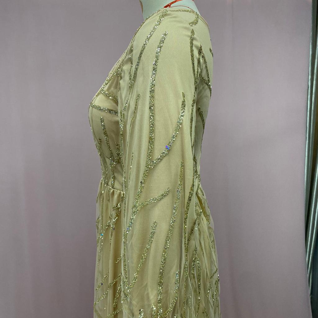 Suknia wieczorowa bogato zdobiona koralikami, luksusową koronką i ręcznie robionymi cekinami dla uzyskania efektownego i uwodzicielskiego arystokratycznego wyglądu