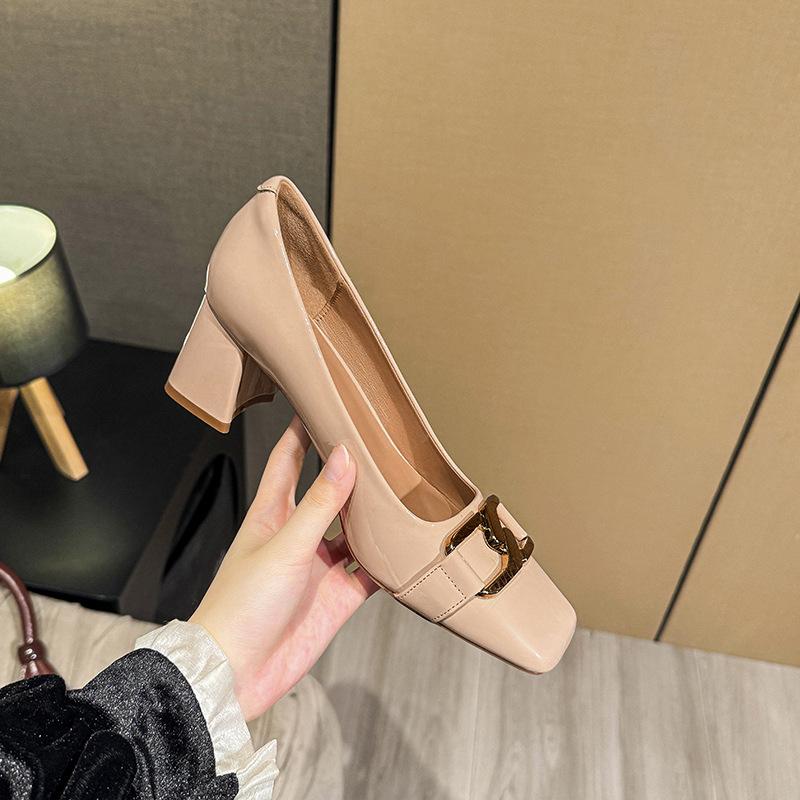 

Квадратный носок красные туфли на высоком толстом каблуке не устают ноги средний каблук свадебные туфли 2025 весна и осень новинка французская лакированная кожа мелкий вырез одинарные туфли 40 телесный