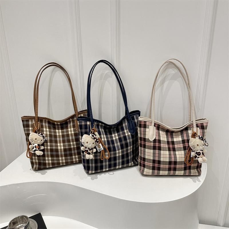 Fashion Foreign Style Large Capacity 2025 Autumn New Pendant Trend Plaid Commuter Underarm Shoulder Tote Bag Women's Bag
