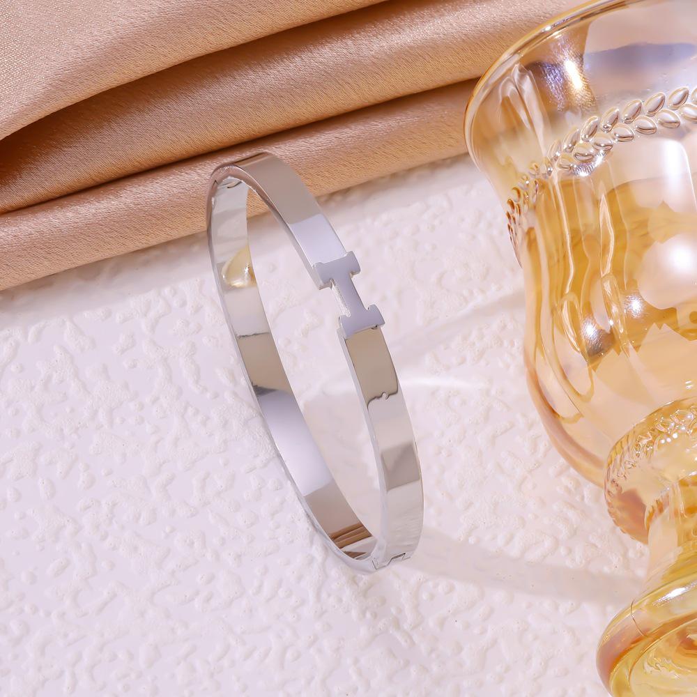 18K Goldplattiertes Titanstahlarmband – Europäische & Amerikanische Mode, Anlaufbeständig