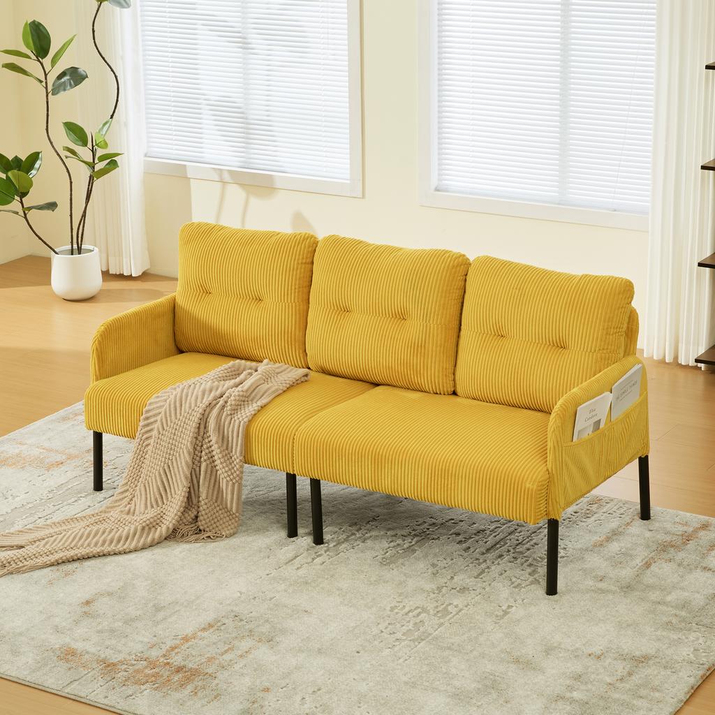 Dreisitzer aus Cord mit weicher Komfortpolsterung, hoher Rückenlehne und Seitentaschen. Stabile Metallfüße. Vielseitig für Wohnzimmer, Schlafzimmer oder Heimbüro.
