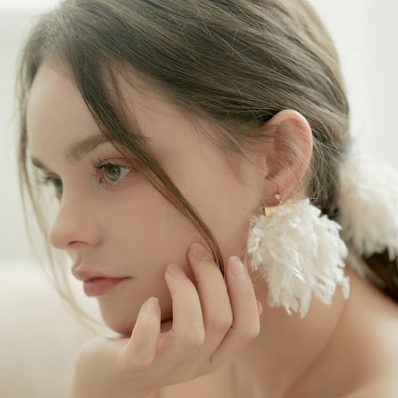 

BESTY Featherique Earrings Feather Earrings_Gray