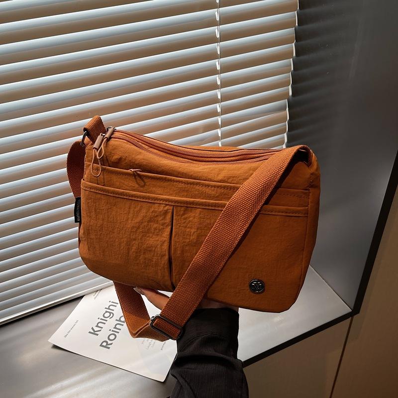 Niche design casual fashion trend shoulder messenger bag 2025 autumn new foreign style women texture small square bag