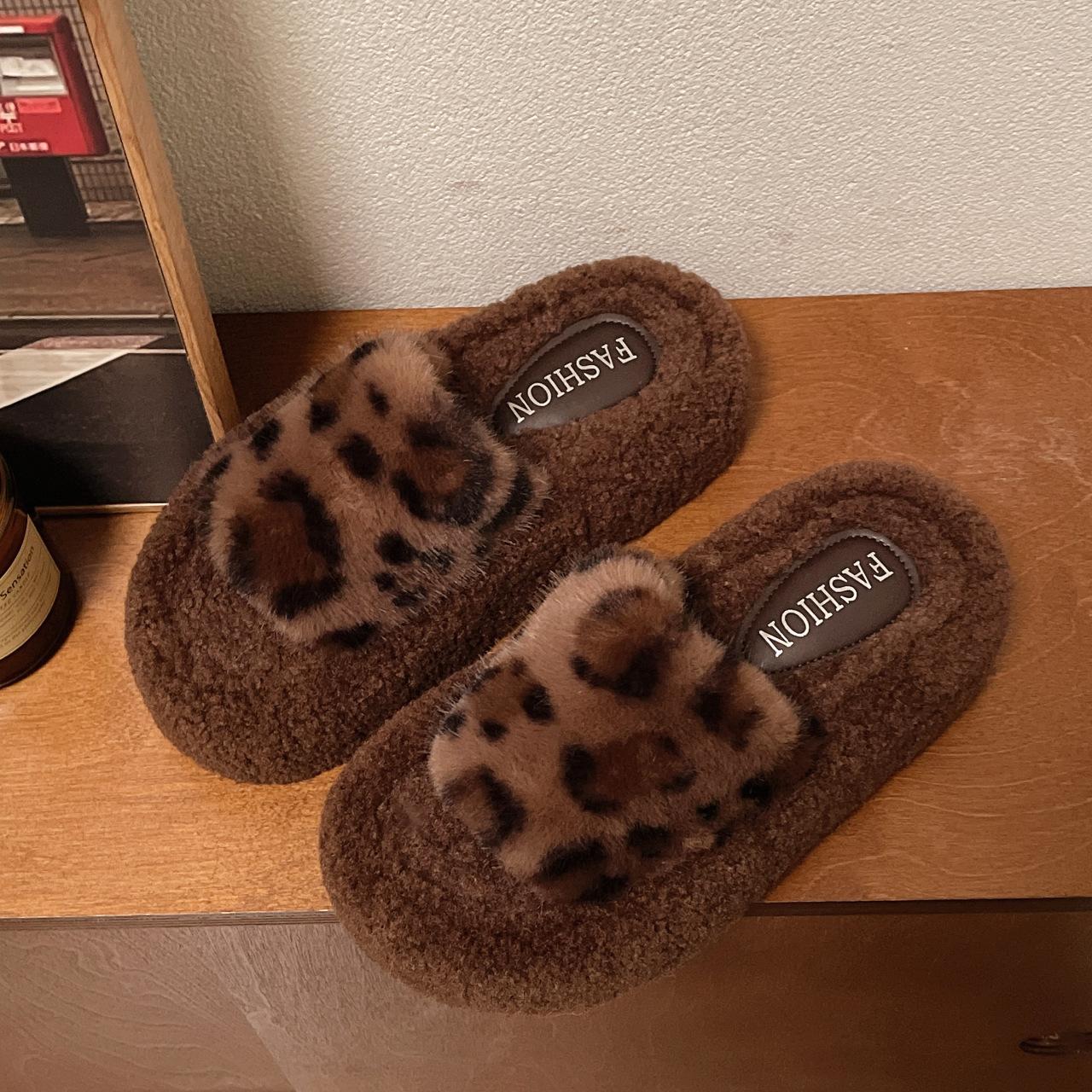 

Пушистые тапочки с леопардовым принтом на толстой подошве для верхней одежды 2024 года, новые модные домашние тапочки из плюша и хлопка для женщин на осень и зиму 40