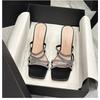Damen Übergröße Hausschuhe Strasssteine Dünne Absätze Gürtelschnalle Schuhe Damen Kleid Quadratische Zehen Sommer Mode Zapatillas De Mujer