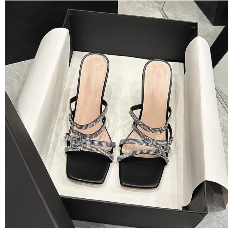 Damen Übergröße Hausschuhe Strasssteine Dünne Absätze Gürtelschnalle Schuhe Damen Kleid Quadratische Zehen Sommer Mode Zapatillas De Mujer