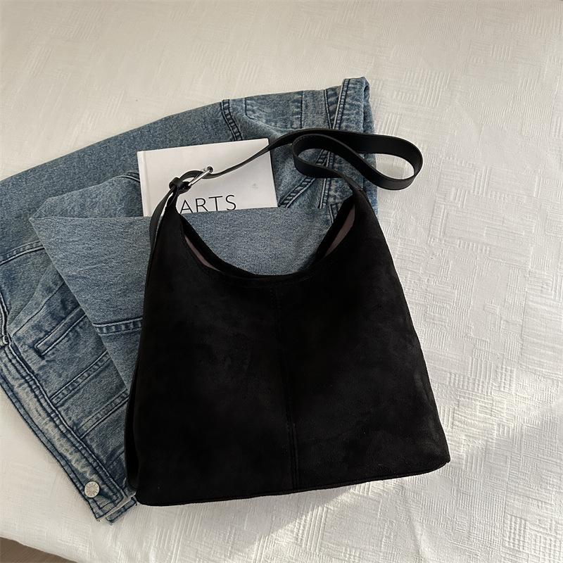 

Винтажная наплечная сумка-мессенджер 2025 зима новая большая вместимость модная простая повседневная сумка-тоут под мышкой чёрный