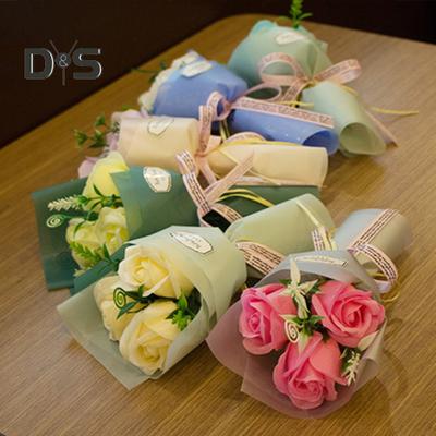 Künstlicher Rosenstrauß mit 3 Köpfen, Hand hält Seifenblume, Valentinstagsgeschenk