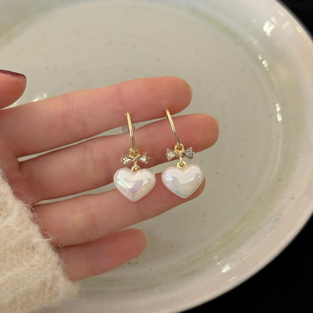 Fashion and elegance, atmospheric bow pearl earrings, women's design sense, versatile, exquisite stud earrings, sweet temperament, ear jewelry