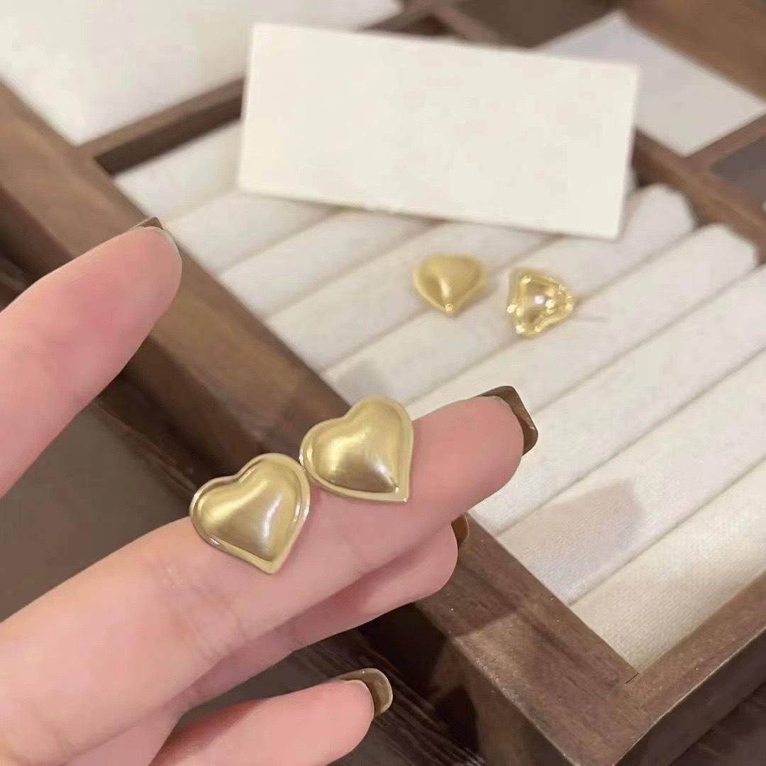 Gold Brushed Heart Stud Earrings for Women – Elegant French Fashion, High-End Luxury, Versatile Ear Ornaments.