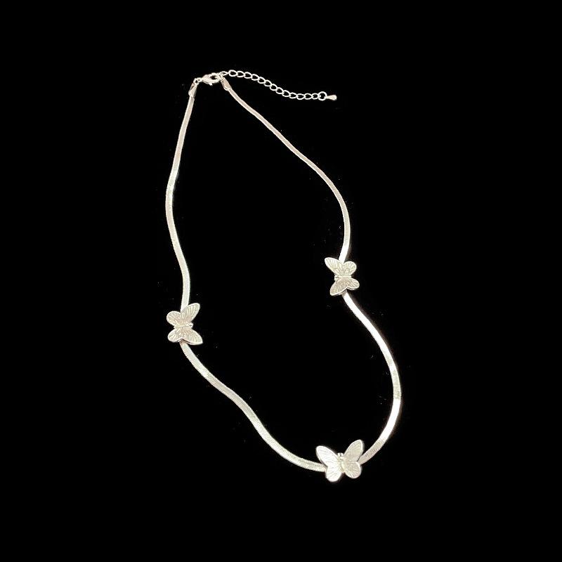 

Высококачественное ожерелье из металла и змеиной кости с бабочкой, женская нишевая индивидуальность, модный темперамент, элегантная универсальная цепочка на шею, цепочка на ключицу