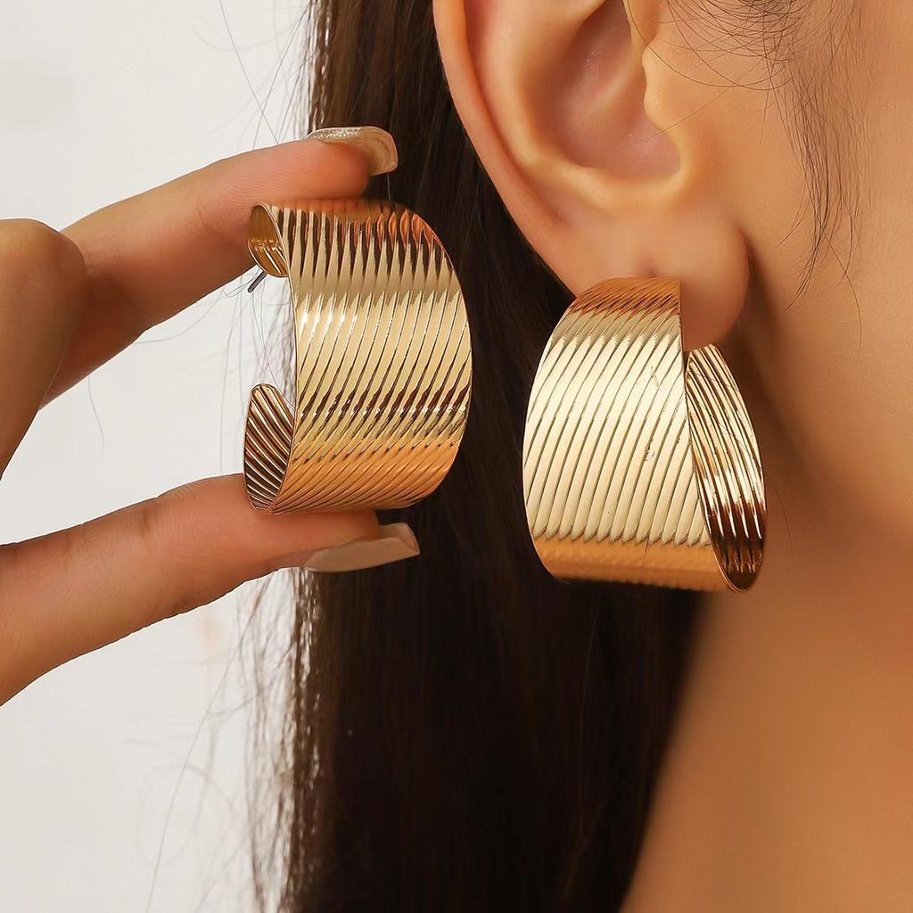 European and American Exaggerated Large C Stud Earrings, Circle Earrings, Metal High-end Fashion Personalized Earrings, Retro 