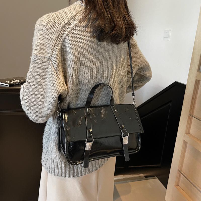 Autumn and winter retro portable small bag women's 2025 new trendy large-capacity commuting document small square bag shoulder messenger bag