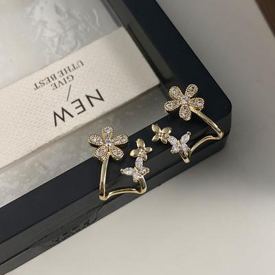 Orecchini a Bottone a Fiore con Diamanti, Design Raffinato e Piccolo, Orecchini, Lusso Leggero alla Moda, Orecchini di Nicchia di Alta Gamma