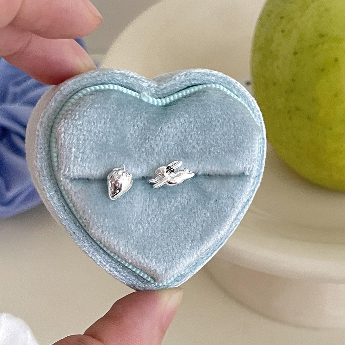 

Милый кролик, преследующий яблоко, асимметричные серьги-гвоздики, женские, изысканные, милые, детские, маленькие, клубничные, серебряные, игольчатые серьги, новые 925 silver needle