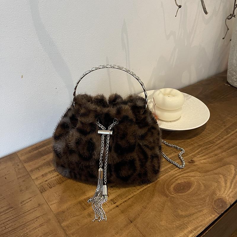 

Portable leopard print plush bag women s 2025 new trendy fashion bucket bag versatile portable shoulder bag messenger bag темно-коричневого