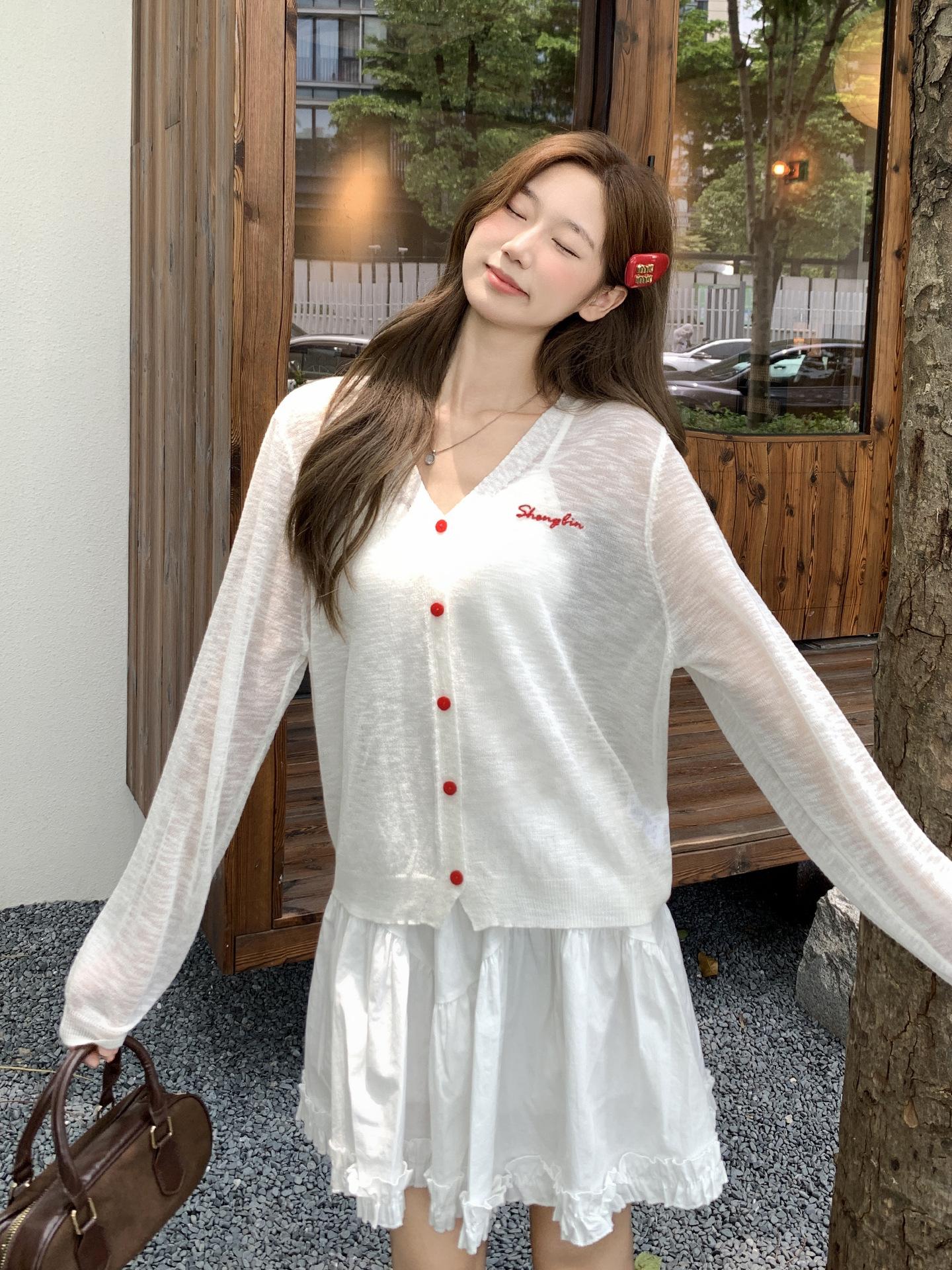 

White thin micro-transparent letter printing knitted blouse women s summer new niche design beautiful top One size fits all белый