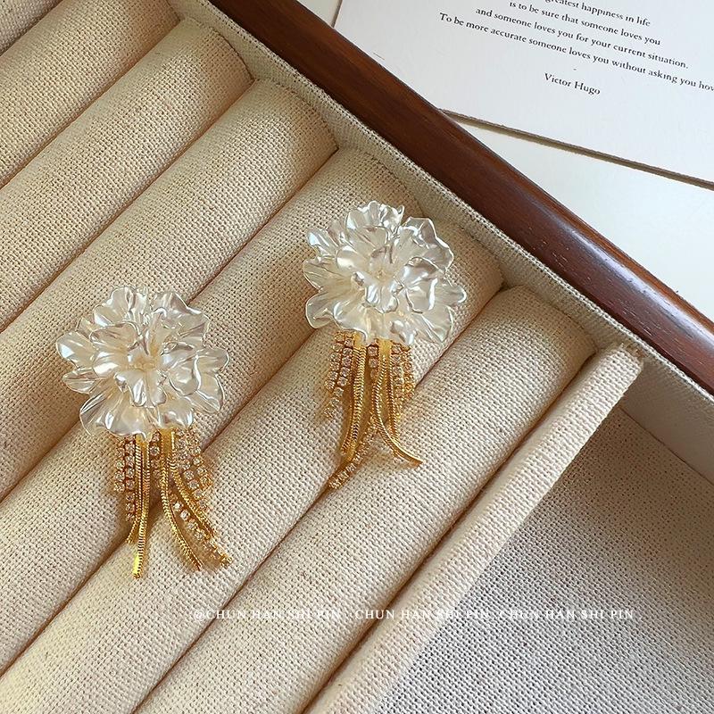 

Super fairy flower fringed ear clips without ear piercings, sweet temperament fashion earrings, high-end stud earrings, mosquito coil disc earrings.