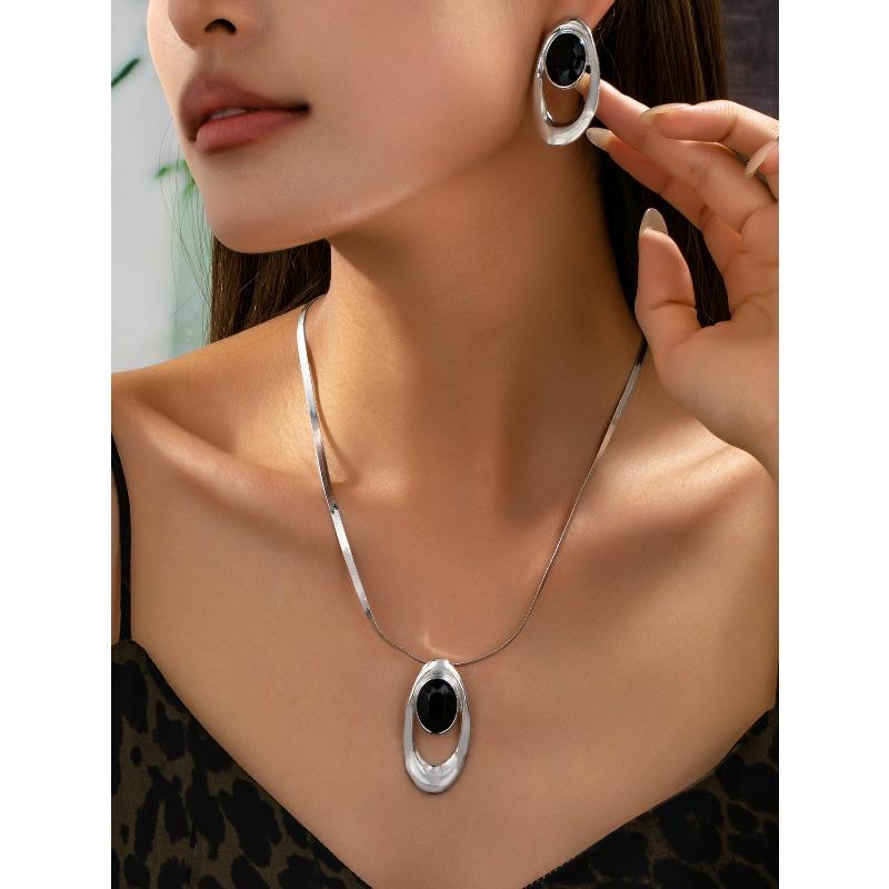 French Light Luxury Simple Niche Oval Geometric Pendant Necklace Stud Earrings Jewelry Set Elegant Accessories