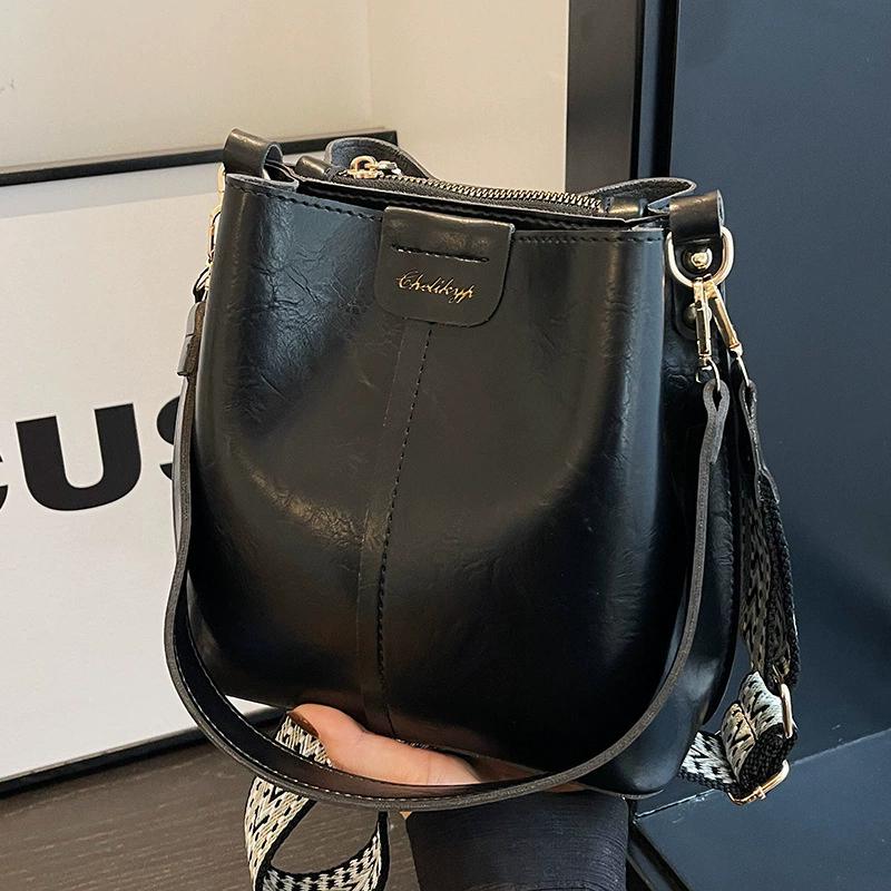 

Vintage Large Capacity Bucket Bag for Women, Casual Shoulder Crossbody Handbag, Versatile for Travel, Outdoor & Daily Commute