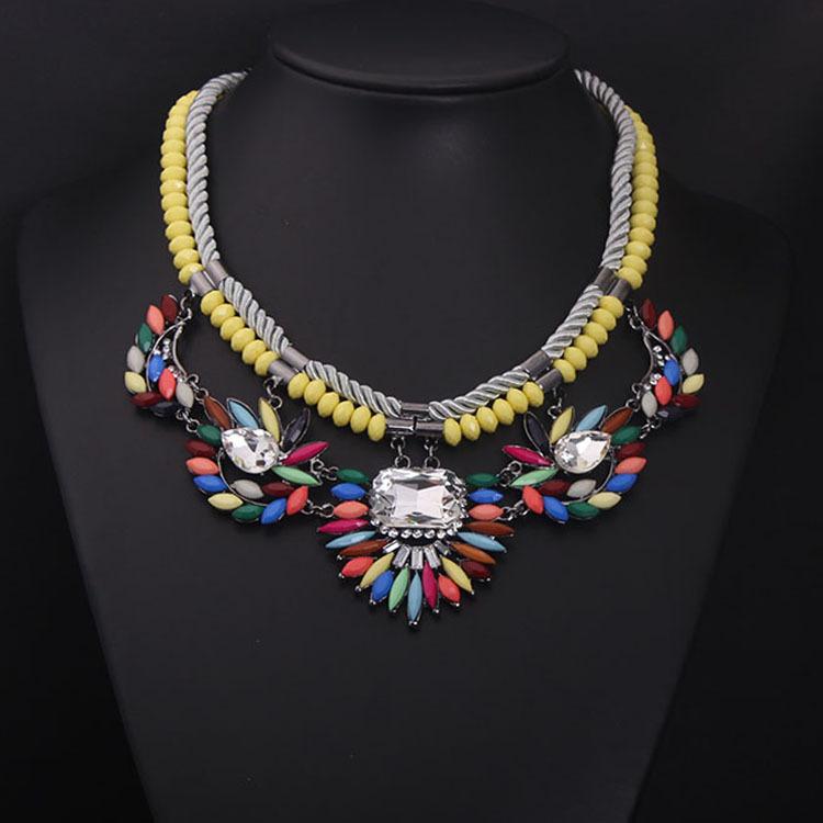 6 Farben Mehrschichtige Blume Gewebte Kurze Schlüsselbeinkette Übertriebene Mode Damenaccessoires