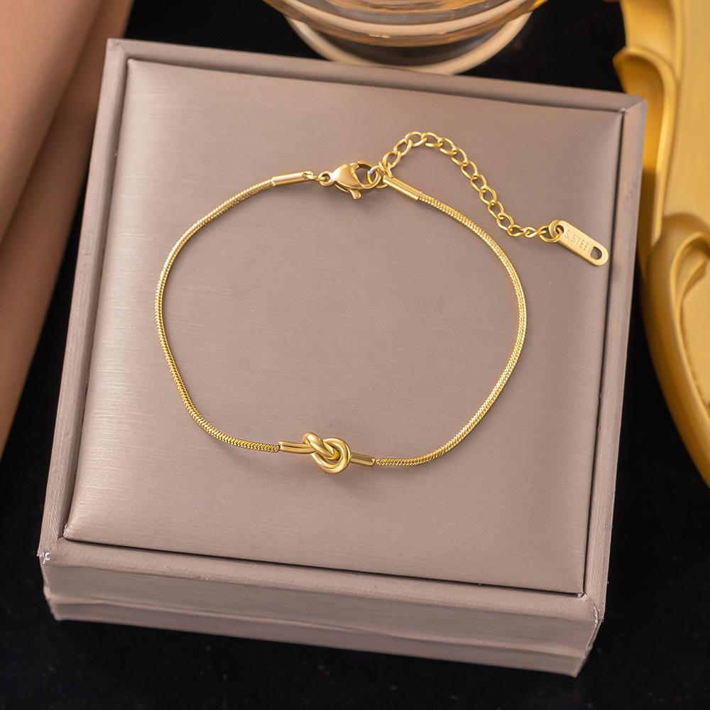 Preferred Bracelet 2: Qi Yun Fashionable Stainless Steel Cross Bracelet - Trendy, Statement, Light Luxury Jewelry.