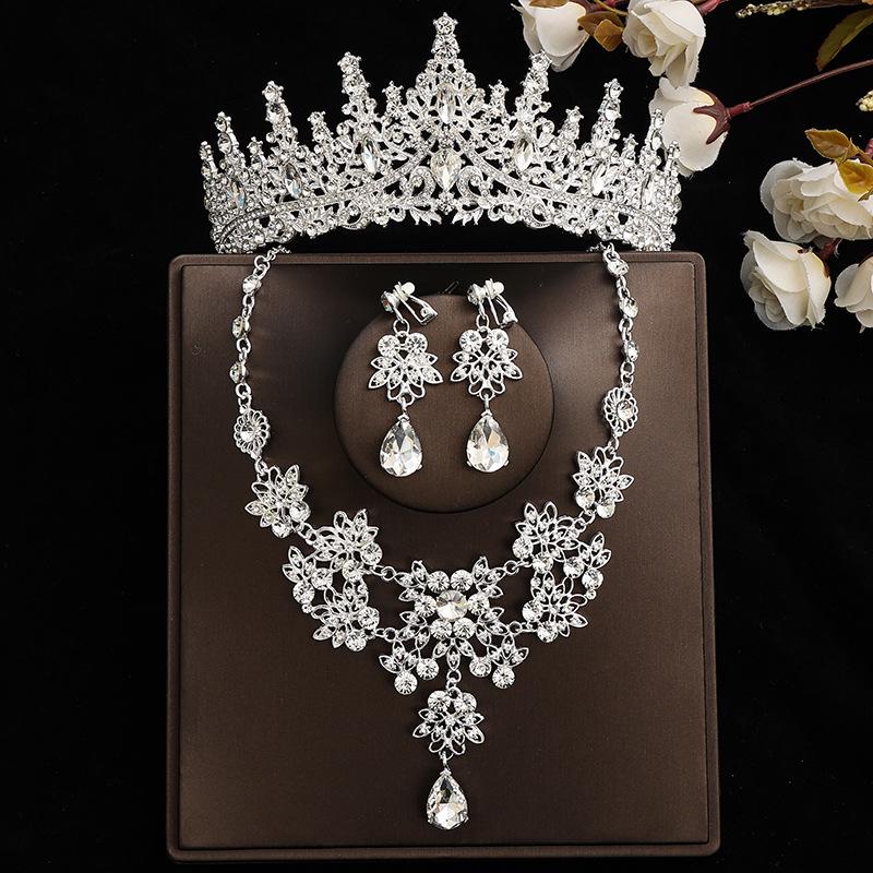 Ensemble Nuptial Féerique: Couronne, Collier & Boucles d'oreilles – Parfait pour un Mariage ou un Anniversaire