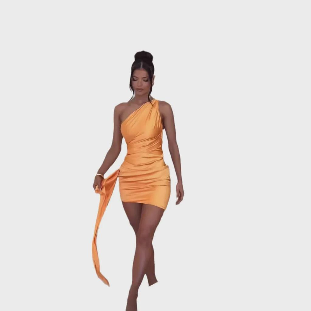 Damska letnia sukienka na jedno ramię: Wysokiej klasy, smukły, modny i elegancki.